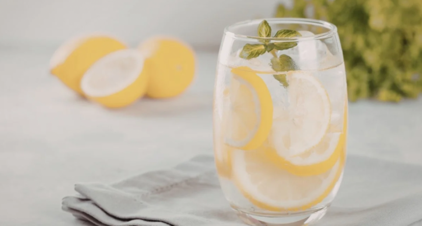 Agua con limón: qué dice la ciencia sobre sus beneficios para la digestión y la salud