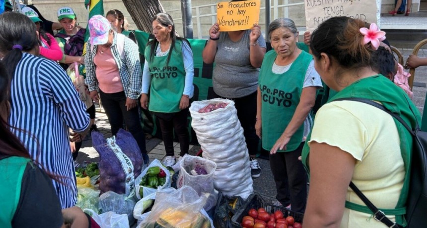 “Caravanazo” y “frutazo” en Mendoza: productores regalaron alimentos en reclamo por los bajos precios