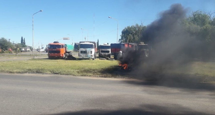 Transportistas cortan rutas en plena cosecha y hay alerta en los agroexportadores