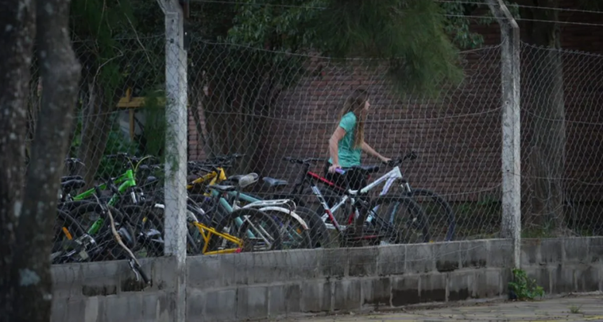 San Crist&oacute;bal: alumnos de la escuela Mariano Moreno ingresaron a retirar sus pertenencias