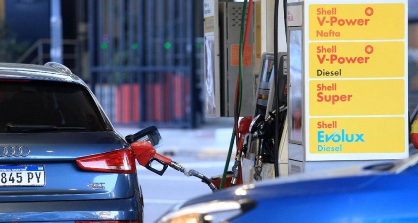 &iquest;Baja la nafta? Por qu&eacute; la ca&iacute;da del petr&oacute;leo no llegar&aacute; r&aacute;pido a los surtidores