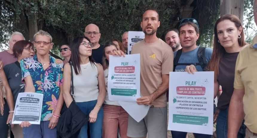 Ahorristas de Santa Fe se manifestaron contra Pilay: denuncian incumplimientos de plazos y zonas de entrega