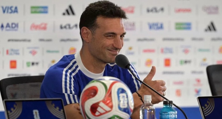 Lionel Scaloni descart&oacute; que haya lesionados en el plantel de la Selecci&oacute;n, dijo que el Dibu se encamina a atajar pero no confirm&oacute; el once titular