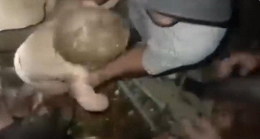 Video: as&iacute; rescataron con vida a un beb&eacute; atrapado bajo escombros en Venezuela