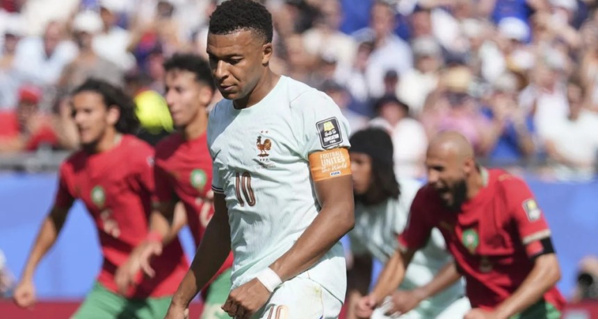 Preocupaci&oacute;n en Francia: Kylian Mbapp&eacute; pidi&oacute; el cambio y termin&oacute; con hielo en uno de sus tobillos