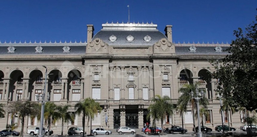 Paritarias en Santa Fe: el Gobierno convoc&oacute; a estatales y docentes para negociar salarios