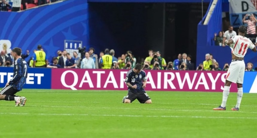 Argentina, a lo campe&oacute;n, con un equipo de guapos en la tierra y Diego en el cielo