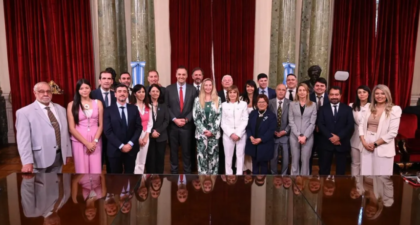 Senado: Victoria Villarruel les tomó juramento a los nuevos legisladores con Karina Milei y Manuel Adorni en el palco