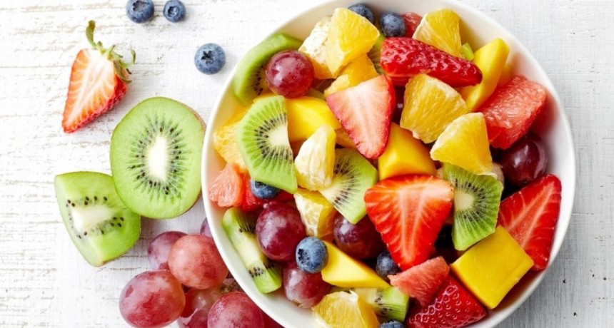 ¿Es bueno o es malo comer fruta de noche?