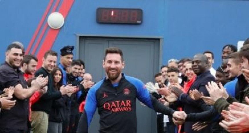 Pasillo de campeón y aplausos: el recibimiento para Messi en su regreso al PSG