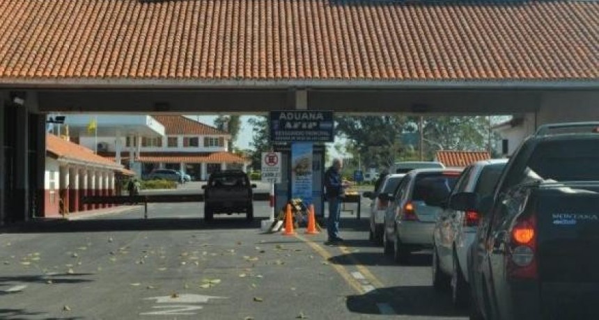 Más de 20 mil argentinos cruzan por día a Brasil por el paso fronterizo de Paso de los Libres 