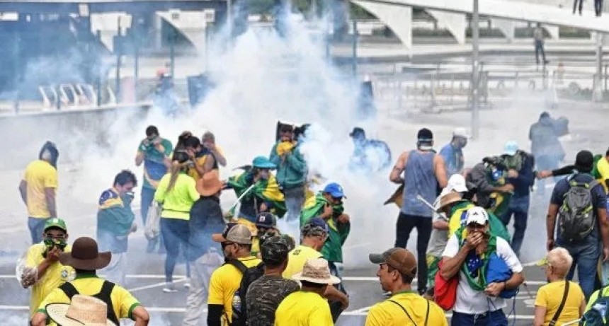 Alberto Fern&aacute;ndez y Cristina Kirchner repudiaron el ataque a las sedes de gobierno en Brasil