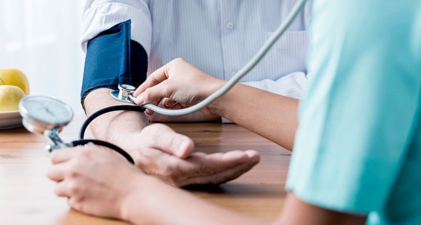 PAMI lanzó un servicio para que los jubilados puedan tomarse la presión en farmacias de todo el país