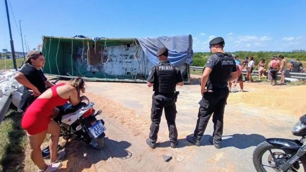 Impactante vuelco de un camión de maíz en la autopista Rosario-Bs. As: vecinos se llevaron la carga