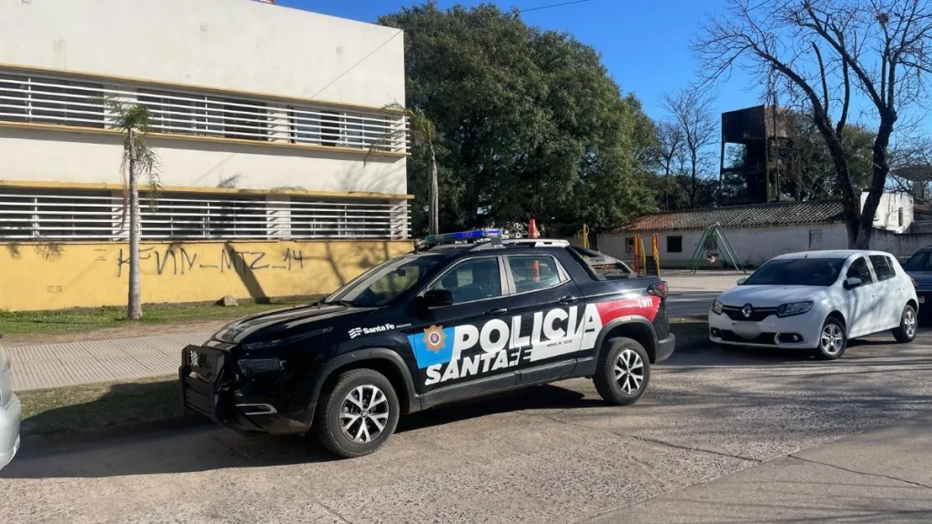 Un policía le sacó las cuatro cubiertas a un patrullero y las vendió para pagar una deuda en San Justo