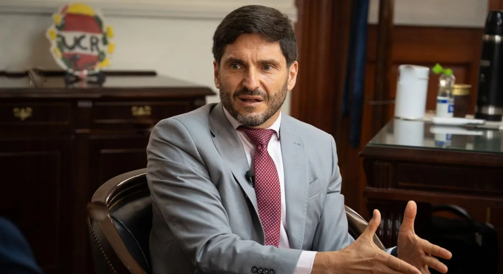 Maximiliano Pullaro marcó diferencias con el gobierno nacional por impuestos, deuda y reforma laboral