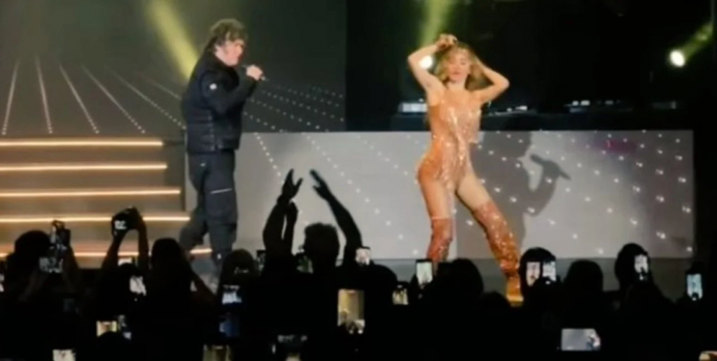 Javier Milei asistió al teatro y participó del show de Fátima Florez: cantó “El rock del gato”
