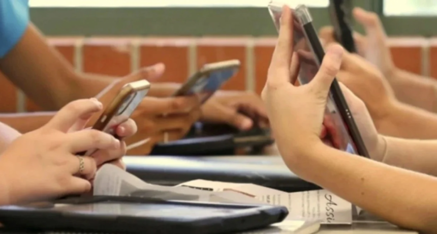 Regulación de celulares en las escuelas: habrá un protocolo de uso y capacitación docente