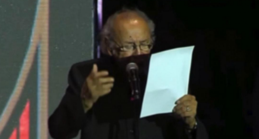 La dura referencia a Milei de un poeta en el Festival de Cosquín