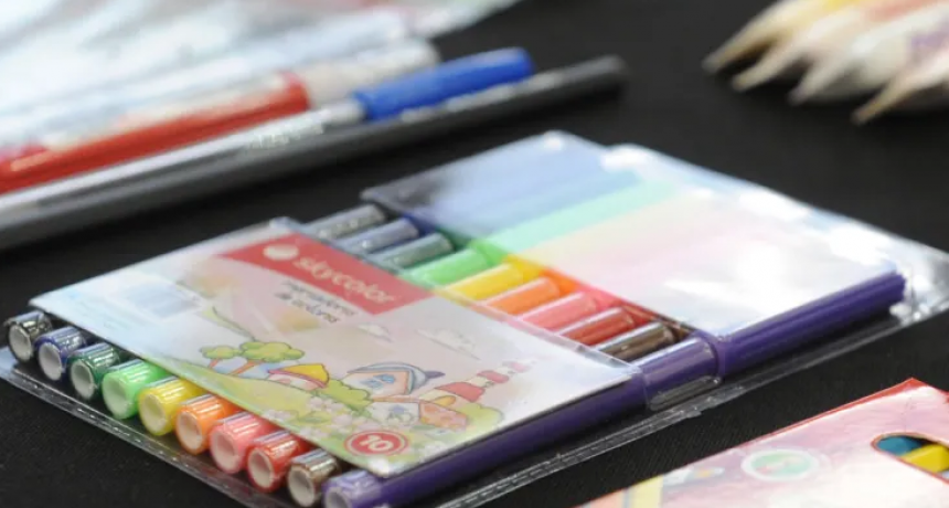 Empleados provinciales con hijos en edad escolar recibirán un complemento para la compra de útiles