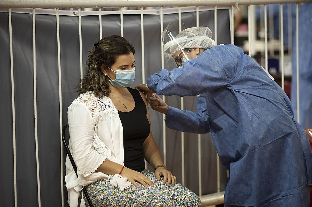 Argentina informó 100 muertes y 12.664 nuevos casos de coronavirus