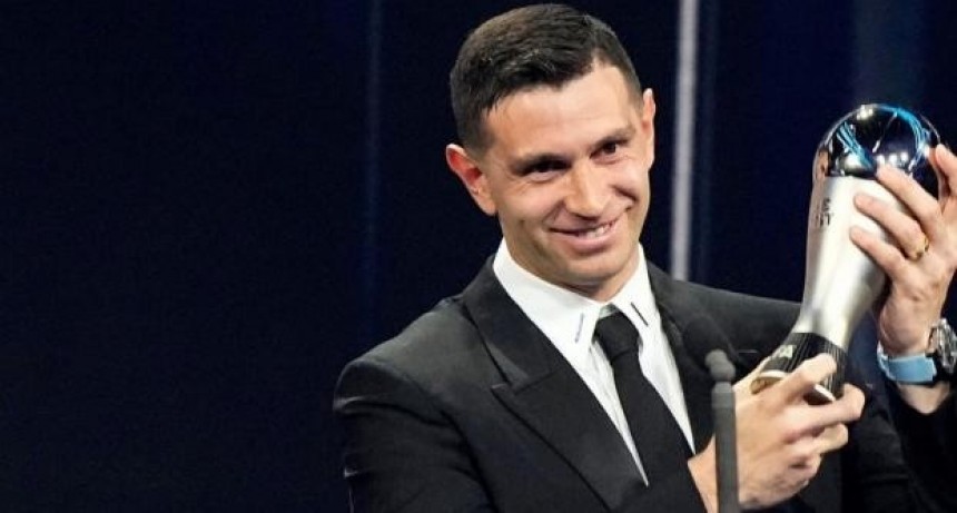 "Dibu" Mart&iacute;nez recibi&oacute; el premio The Best al mejor arquero del mundo