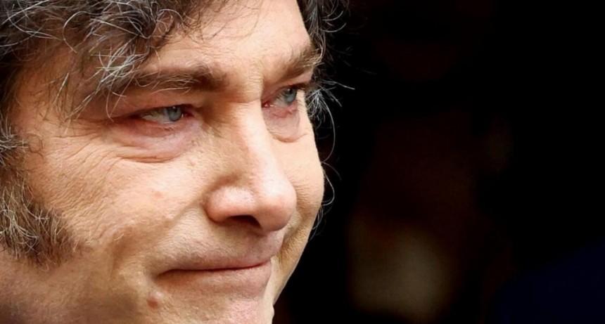 Un presidente tocado y casi hundido en el medio del río