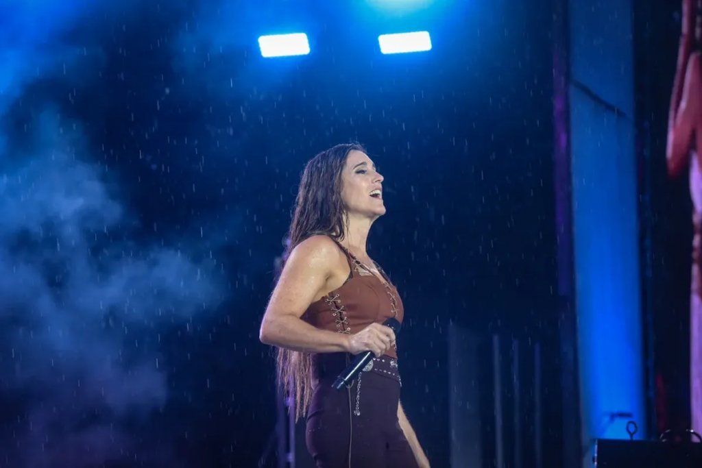 Soledad Pastorutti festejó 30 años en Cosquín: invitados y lluvia en una noche inolvidable