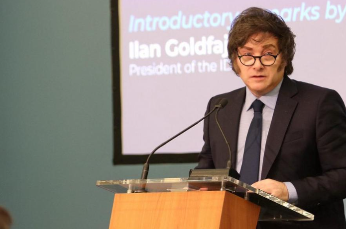 Milei y el arte de toquetear