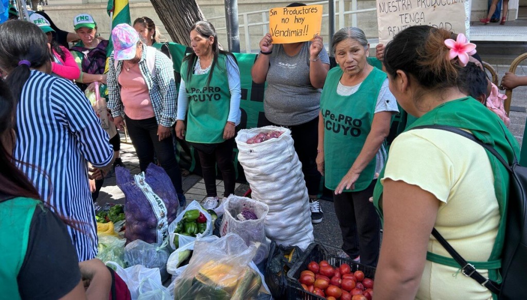 “Caravanazo” y “frutazo” en Mendoza: productores regalaron alimentos en reclamo por los bajos precios