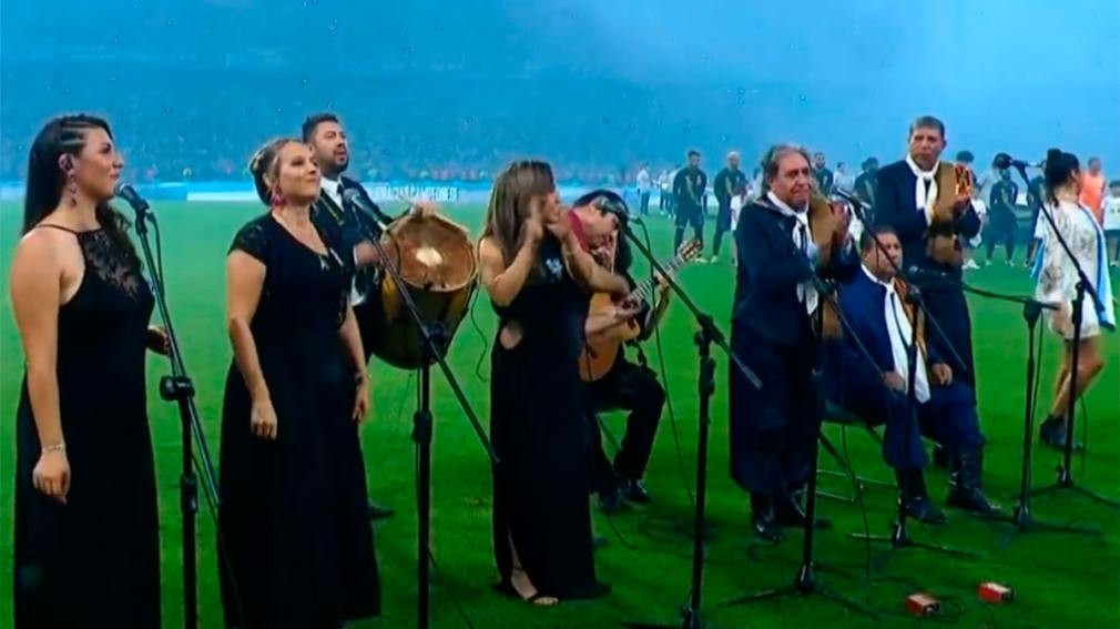 Orgullo santiagueño: el Himno Nacional sonó al ritmo de Néstor Garnica, Los Manseros y Mullieris