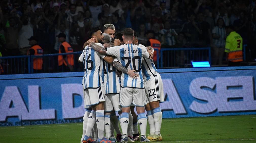 Argentina tuvo su fiesta en Santiago del Estero con otra noche mágica de Messi