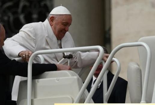 El Papa permanecerá internado por una infección pulmonar