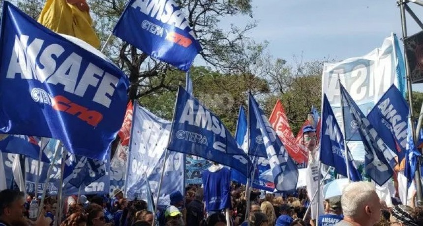 Los docentes públicos decidieron en asamblea aceptar la propuesta paritaria del gobierno 