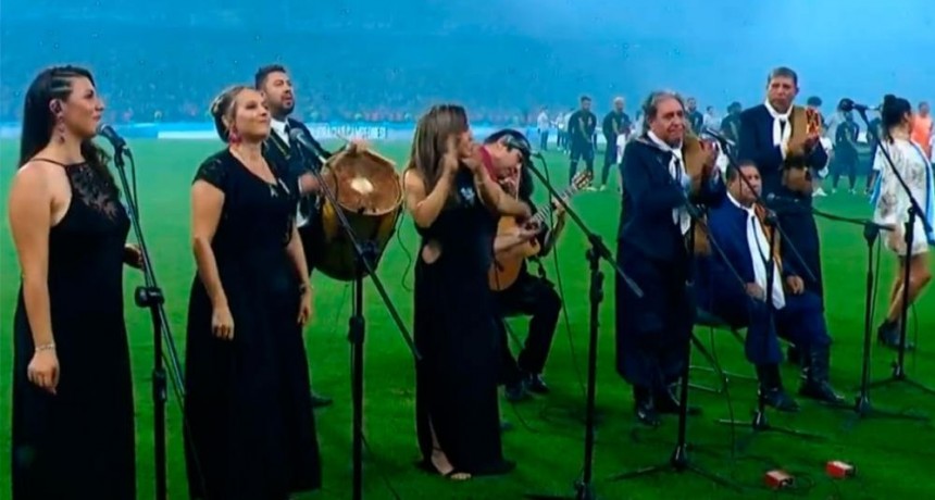 Orgullo santiague&ntilde;o: el Himno Nacional son&oacute; al ritmo de N&eacute;stor Garnica, Los Manseros y Mullieris