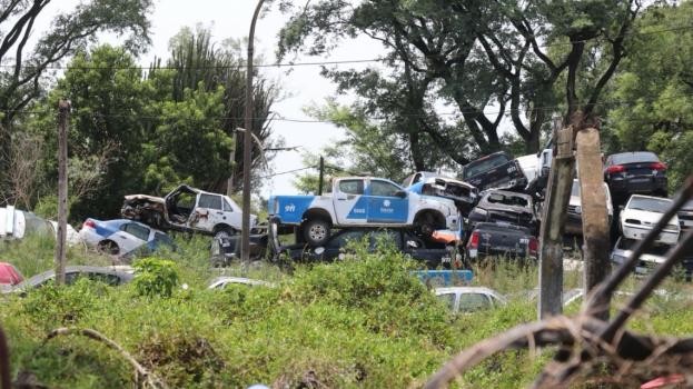 Compactarán todos los vehículos en desuso del ministerio de Seguridad
