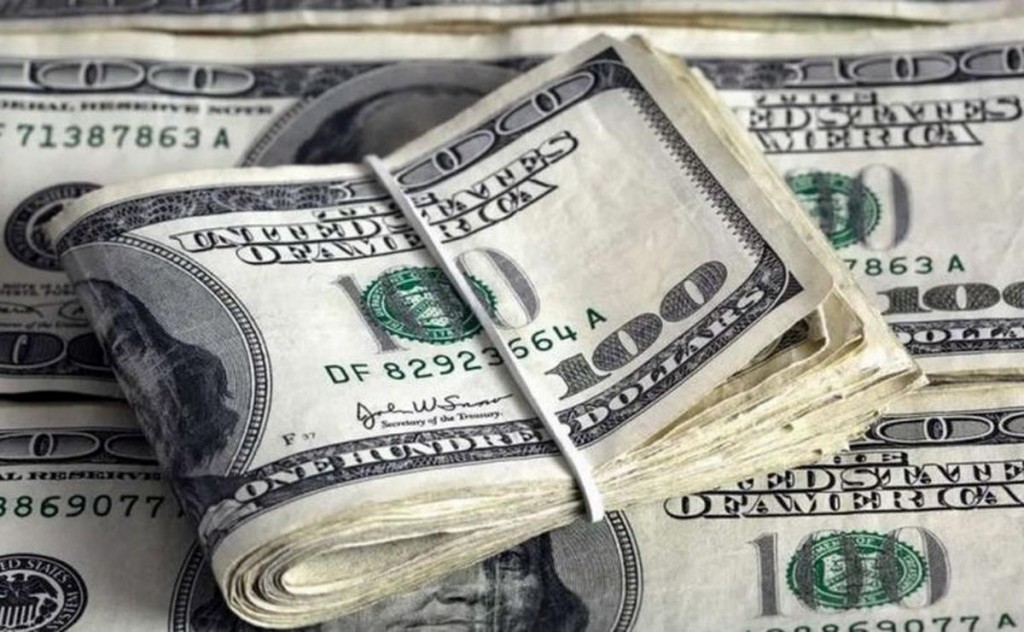 Fiebre por el dólar: ahorristas y empresas compraron más de USD 3.700 millones
