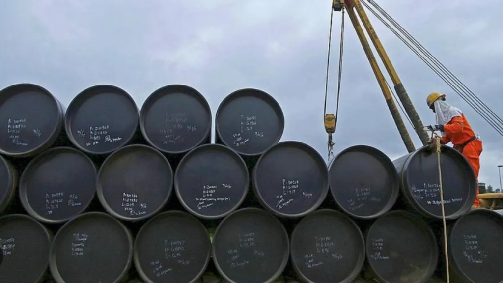 El petr&oacute;leo ya subi&oacute; un 16% y advierten que el combustible en Argentina podr&iacute;a aumentar hasta 10%