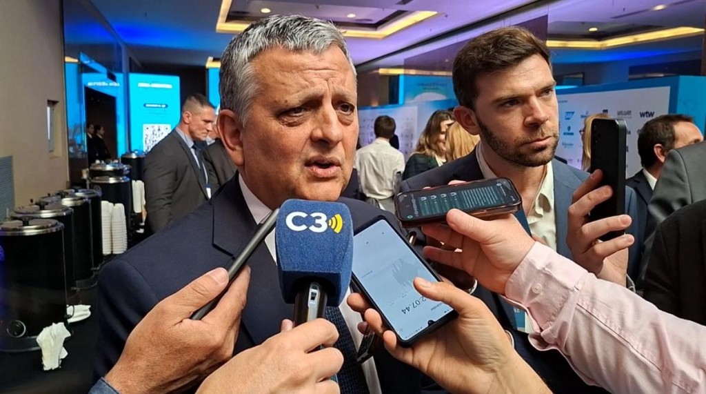 El CEO de YPF insisti&oacute; en que "no habr&aacute; cimbronazos en el precio de la nafta"