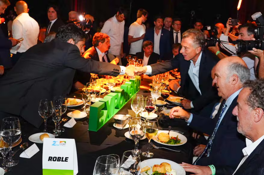 Cena de Expoagro: Macri se salud&oacute; con Kicillof, elogi&oacute; el rumbo de Milei y reiter&oacute; que hay que eliminar las retenciones