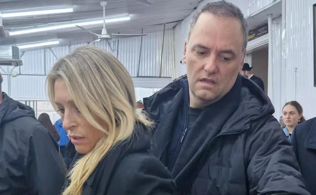 Derrap&oacute; Adorni: viaj&oacute; con su esposa a Nueva York en el avi&oacute;n presidencial