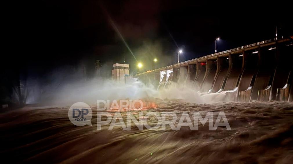 Video impactante: contin&uacute;a creciendo el ingreso de agua al Embalse R&iacute;o Hondo y mantienen la alerta por la crecida del R&iacute;o Dulce