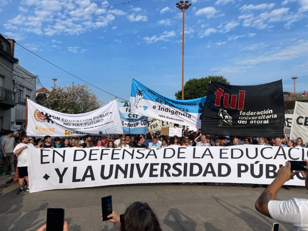 Paro de docentes universitarios: "No llaman a paritarias y el aumento no alcanza ni para cubrir el gasto en transporte"