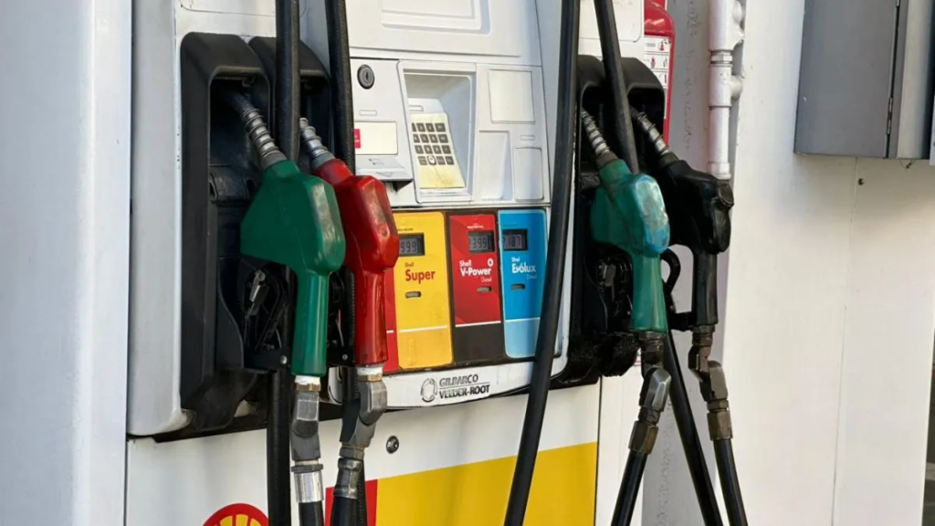 El precio de la nafta casi llega a $2.000 y seguir&aacute; en aumento: por qu&eacute; las bajas del petr&oacute;leo no impactan en el surtidor en Argentina