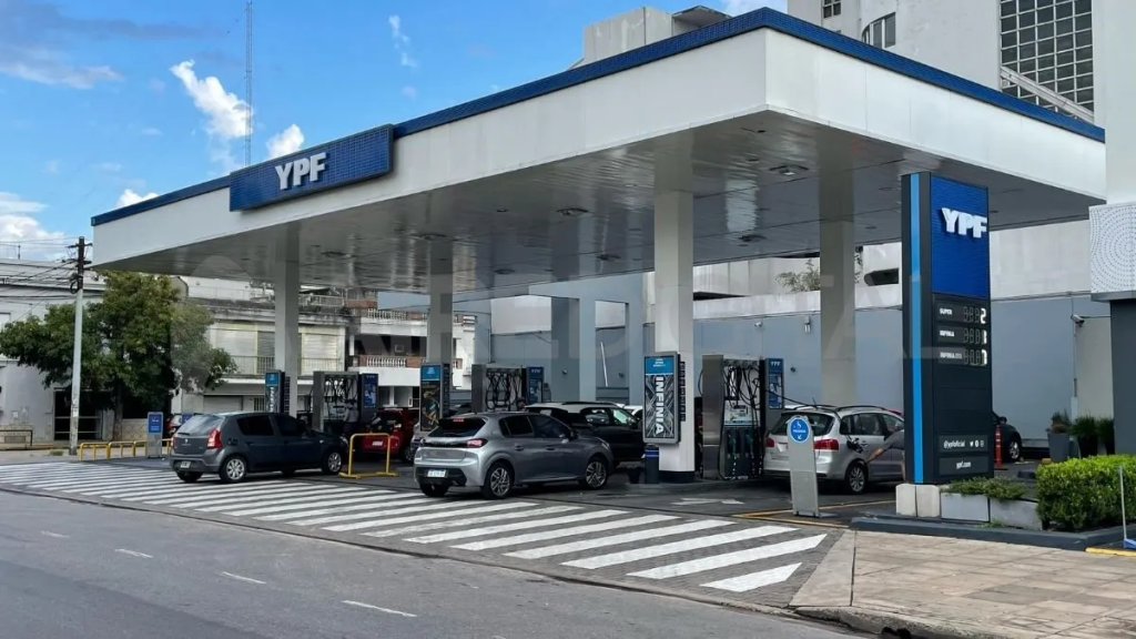Aumento de combustibles en Santa Fe: YPF subi&oacute; $25 y la s&uacute;per ya cuesta $2.025