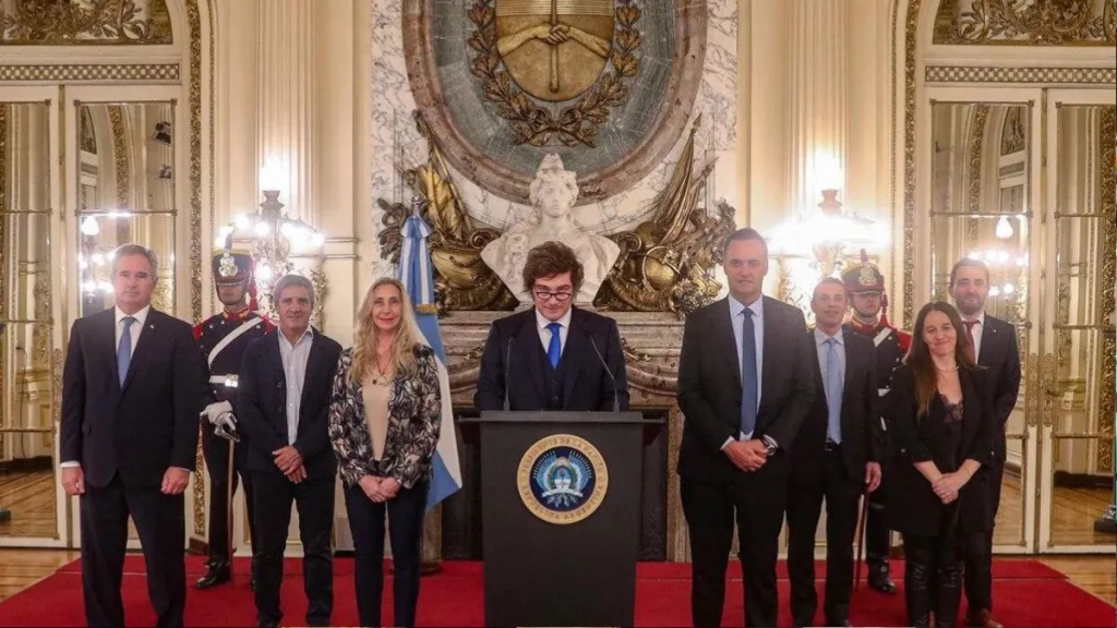 Fallo a favor de Argentina por YPF: un gol sobre la hora que salv&oacute; al Gobierno de una semana negra