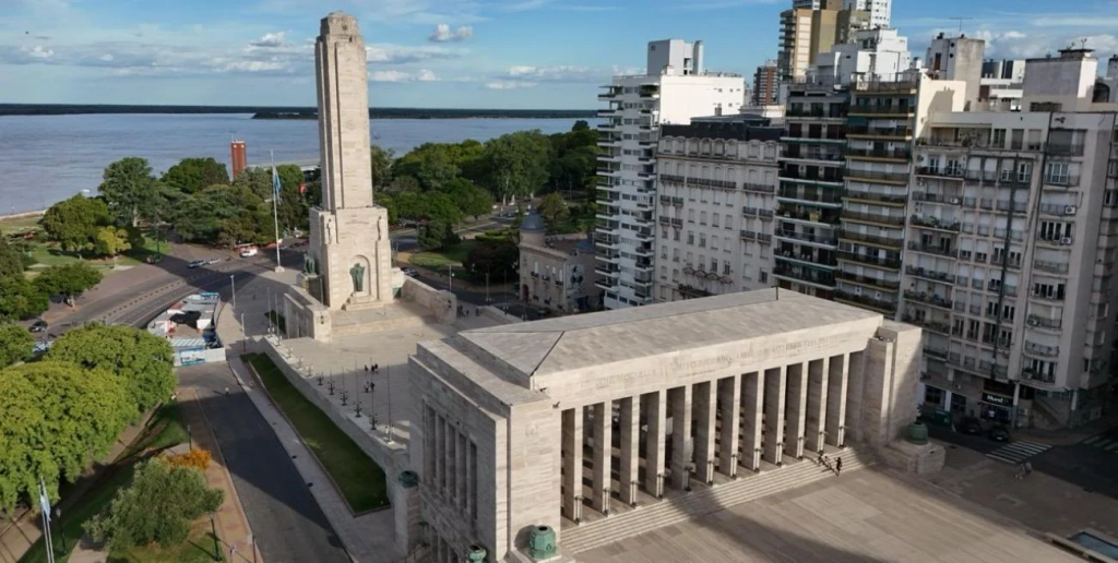Pullaro firm&oacute; el acta para terminar obras del Monumento a la Bandera