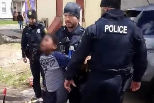 La Policía de Nueva York arrestó a un niño de 8 años por robar una bolsa de papas fritas