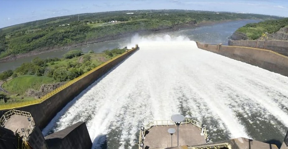 Con el río Paraná en condiciones normales, Itaipú repite la apertura de compuertas