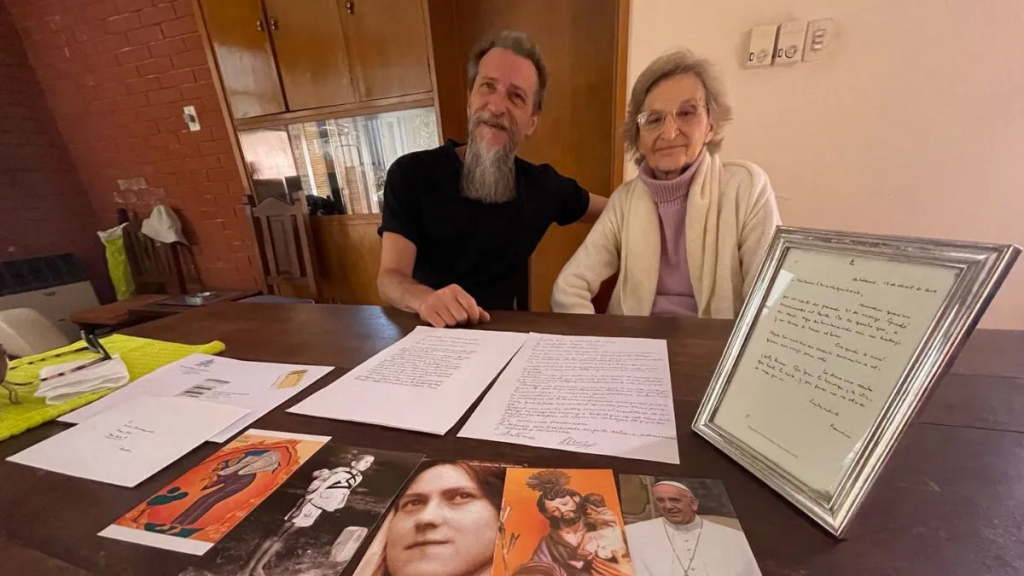 La historia del santafesino soñó con el papa Francisco, le escribió una carta y terminó siendo su zapatero